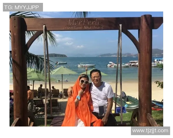 足球明星妻子携家人出海度假享受阳光沙滩惬意时光